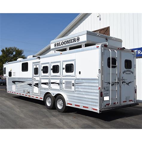 5 hands) Box Length: 32'. . Bloomer horse trailer with bunk beds